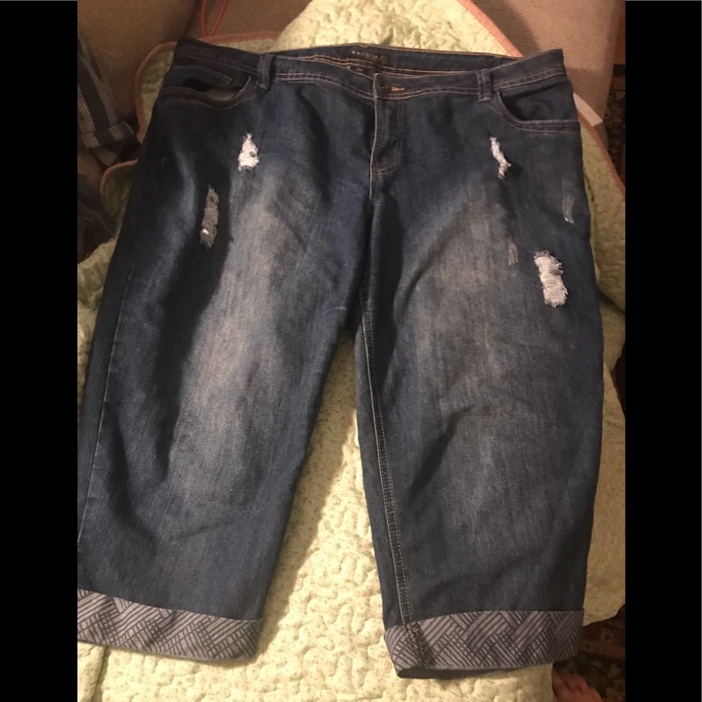 Distressed Cropped Jeans